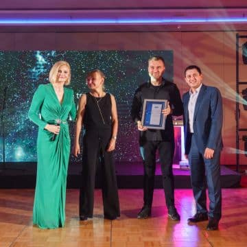 Dr Marcin Nylec specjalista ginekologii estetycznej otrzymujący wyróżnienie za najlepszy efekt labioplastyki